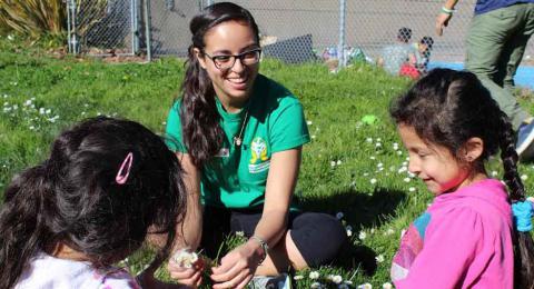 Crece's Domingo de Desarollo is a youth empowerment program that connects young adult mentors to youths with leadership, community building and inter-personal skills.